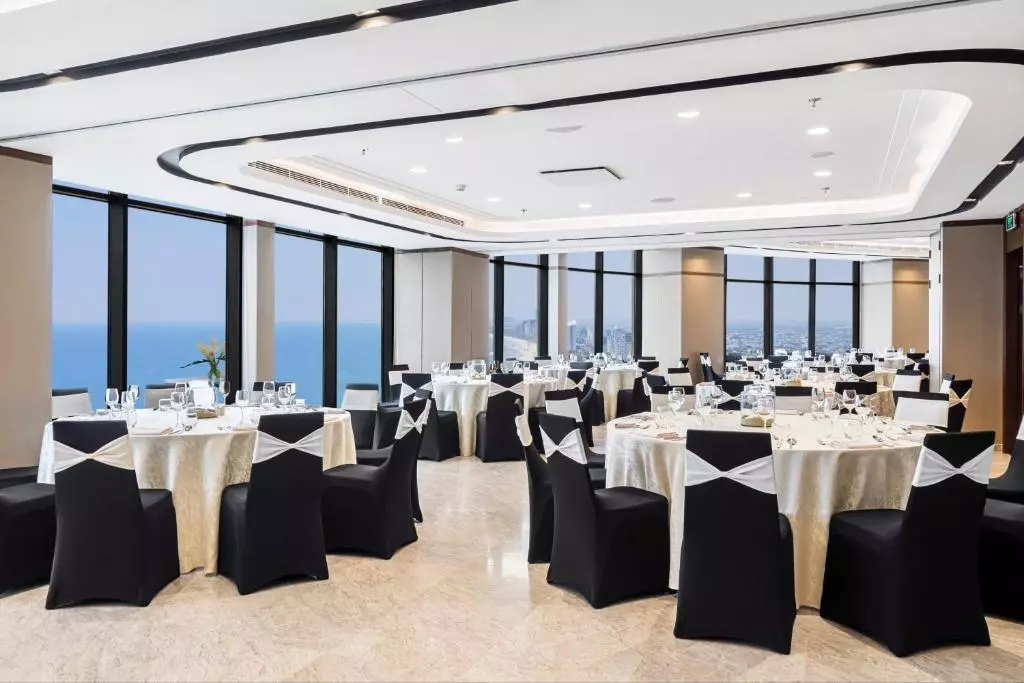 رستوران فضای بسته هتل فور پوینتس بای شرایتون دانانگ